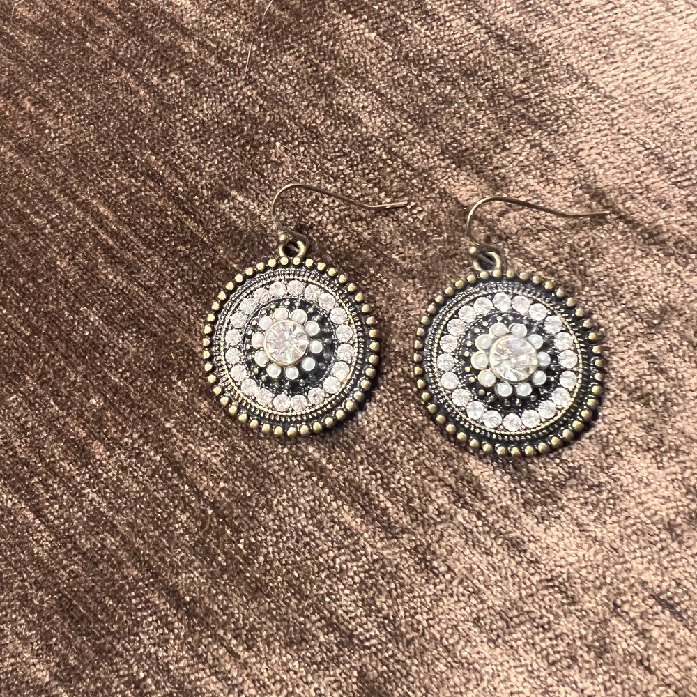 Indian Drop Earringa NWOT - Gold crystal and mini pearled beads